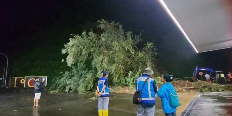 Kondisi sisa longsoran tebing di rest area KM 429 Tol Semarang-Solo, Selasa (31/1/2023) malam. ANTARA/ I.C.Senjaya
