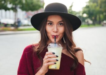 Apakah Minum Kopi dengan Sedotan Menghindarkan Gigi Kuning?