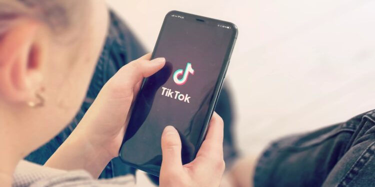 Atasi Kebiasaan Scroll TikTok: Lebih Baik Membaca Buku