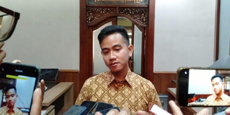 Gibran Rakabuming dan Kontroversi Ijazah, Netizen Nyinyir Begini