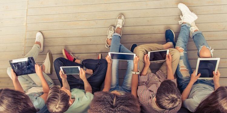Kapan Sebaiknya Anak Diperkenalkan dengan Media Sosial?