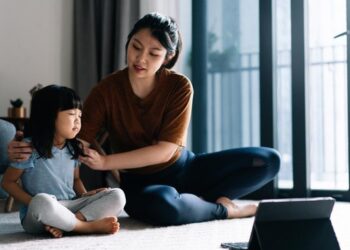 Kebiasaan Buruk Orang Tua yang Menghibur Anak dengan Gadget