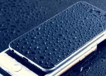 Mengatasi Kerusakan pada Smartphone Akibat Terkena Hujan