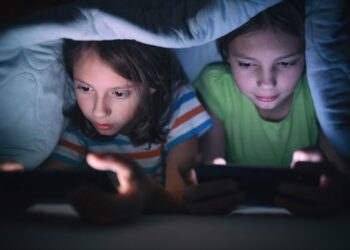 Misteri 'Viewers Story Instagram Teratas': Benarkah Instagram Mengetahui Isi Hati Kita?" Fenomena di media sosial, terutama yang terlihat pada Instagram, telah menciptakan pertanyaan mengenai apakah platform ini benar-benar memiliki kemampuan untuk "membaca" isi hati penggunanya. Salah satu aspek yang menarik perhatian adalah ketika seseorang tertarik kepada orang tertentu, orang itu kemudian muncul sebagai viewers teratas pada cerita Instagram kita. Mari kita telaah apakah ini hanya kebetulan atau apakah Instagram memiliki kemampuan untuk mengartikan isi hati kita. Algoritma Peringkat: Instagram menggunakan algoritma yang kompleks untuk menentukan urutan viewers cerita. Faktor-faktor seperti interaksi sebelumnya, frekuensi konten yang dilihat, dan kedekatan dengan pengguna lain dapat memengaruhi peringkat. Sehingga, penempatan seseorang di bagian atas tidak selalu mengindikasikan isi hati atau ketertarikan khusus. Aktivitas Online: Penempatan seseorang sebagai viewers teratas mungkin terkait dengan aktivitas online. Jika seseorang sering berinteraksi dengan konten kita, seperti memberikan like atau memberikan komentar, mereka lebih mungkin muncul di bagian atas cerita. Ini lebih berkaitan dengan frekuensi interaksi daripada kemampuan membaca isi hati. Ketertarikan dan Interaksi: Instagram tidak secara eksplisit mengetahui isi hati penggunanya. Namun, algoritma cenderung menyesuaikan diri dengan ketertarikan dan preferensi yang dapat diukur melalui interaksi pengguna. Ini membantu menciptakan pengalaman yang lebih personal, tetapi tidak berarti Instagram memiliki pemahaman yang mendalam tentang isi hati kita. Algoritma yang Dikembangkan: Algoritma di media sosial terus berkembang dan disesuaikan untuk memberikan pengalaman yang lebih baik kepada pengguna. Meskipun terkadang tampak seperti Instagram "mengerti" kita, pada dasarnya, ini adalah hasil dari analisis data dan pola interaksi yang terukur. Penting untuk diingat bahwa media sosial, termasuk Instagram, beroperasi berdasarkan data dan algoritma yang dirancang untuk meningkatkan keterlibatan pengguna. Sementara ada elemen personalisasi, ini tidak selalu mencerminkan pemahaman mendalam tentang isi hati atau perasaan seseorang. Kesadaran akan cara platform ini beroperasi dapat membantu pengguna memahami interaksi dan peringkat cerita pada Instagram tanpa merasa bahwa platform tersebut "membaca" pikiran atau perasaan pribadi secara terlalu intim.