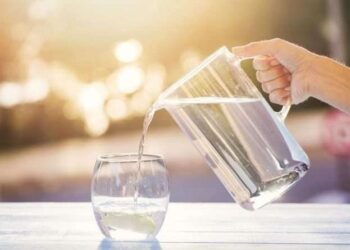 Mengungkap Mitos Minum Air Putih hingga Kencing Jadi Bening. Air putih adalah komponen vital bagi tubuh manusia, dan kecukupan asupan