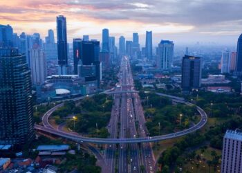 Indonesia memiliki potensi besar untuk mengadopsi teknologi dan inovasi yang dapat secara signifikan meningkatkan keberlanjutan. Namun, tantangan yang dihadapi melibatkan aspek finansial, regulasi, dan infrastruktur, yang memerlukan perhatian serius dalam upaya mewujudkan perubahan positif. Pengembangan teknologi baru, terutama dalam konteks keberlanjutan, tidak dapat terlepas dari investasi besar. Oleh karena itu, dukungan finansial baik dari sektor swasta maupun pemerintah sangat penting untuk memfasilitasi penelitian dan pengembangan inovatif. Selain itu, perlu adanya regulasi yang progresif dan mendukung inovasi untuk menciptakan lingkungan yang kondusif bagi pertumbuhan teknologi berkelanjutan. Dalam mengatasi tantangan ini, langkah-langkah konkret dan kerjasama yang erat antara pemerintah, perusahaan, dan institusi pendidikan menjadi kunci utama. Pemerintah dapat memainkan peran aktif dalam menciptakan kebijakan yang mendukung pengembangan teknologi hijau, termasuk insentif finansial untuk penelitian dan implementasi inovasi berkelanjutan.