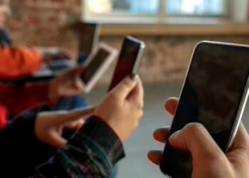 Orang Indonesia Paling Lama Main HP Perhari Sedunia
