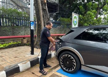 PLN Manfaatkan Tiang Listrik Menjadi Pengisian Kendaraan Listrik