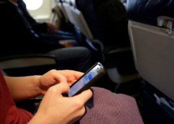 Pentingnya Larangan Penggunaan Handphone dalam Pesawat