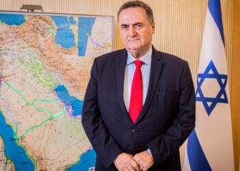 Israel Katz, Menteri Luar Negeri Israel, baru-baru ini mengumumkan niat pemerintahannya untuk terus melakukan operasi militer di Jalur Gaza hingga seluruh warga Israel yang ditahan oleh Hamas dibebaskan. Pernyataan ini merupakan bagian dari strategi mereka dalam melawan kelompok Hamas dan pengaruh Iran di wilayah tersebut, menunjukkan ketegangan yang berkelanjutan di kawasan tersebut. Sikap tegas Katz mencerminkan kesungguhan Israel untuk memastikan pembebasan tahanan dan menonaktifkan kemampuan Hamas secara menyeluruh. Situasi ini semakin rumit dan memicu kekhawatiran di tingkat internasional terkait dampak konflik di Gaza.