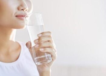 Apakah Benar Minum 2 Liter Air Sehari Akan Cukup?