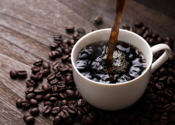 Apakah Kopi Hitam Bisa Mengurangi Sakit Kepala? Kopi hitam telah lama menjadi minuman yang populer di seluruh dunia, dikenal karena