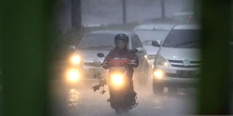 Hujan di Hampir Seluruh Provinsi Indonesia: Peringatan BMKG
