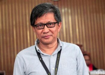 Kontroversi Rocky Gerung: Penolakan Jaket AMIN di Media Sosial