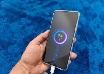 Ngecas HP Semalaman: Bahayanya Apa?