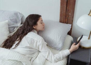 Tidur dengan atau Tanpa Bantal: Mana yang Lebih Sehat?