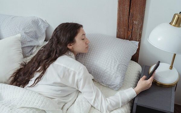Tidur dengan atau Tanpa Bantal: Mana yang Lebih Sehat?