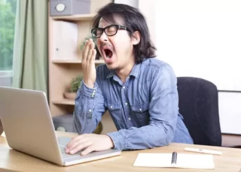 Tips Ampuh agar Tidak Mengantuk Setelah Makan Siang di Kantor