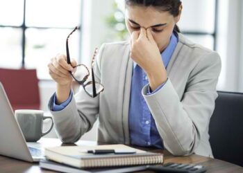 Tips Menghindari Sakit Mata Saat Bekerja di Depan Laptop