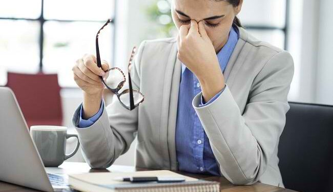 Tips Menghindari Sakit Mata Saat Bekerja di Depan Laptop