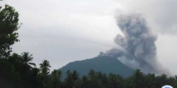 Gunung Ibu Kembali Meletus: Mengeluarkan Abu Vulkanik Tinggi