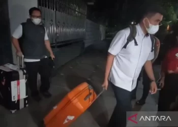 KPK Tinggalkan Rumah Hanan Setelah Penggeledahan. Tim penyidik Komisi Pemberantasan Korupsi (KPK) meninggalkan kediaman Hanan