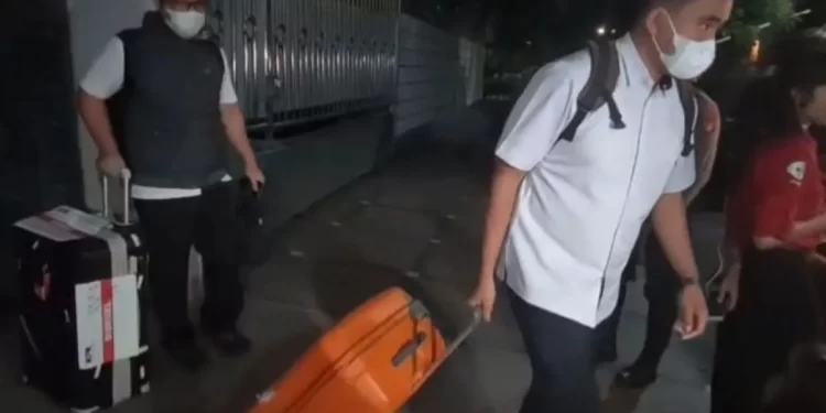KPK Tinggalkan Rumah Hanan Setelah Penggeledahan. Tim penyidik Komisi Pemberantasan Korupsi (KPK) meninggalkan kediaman Hanan