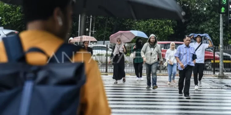 Potensi Hujan Lebat dan Bahaya Gelombang Tinggi di Indonesia