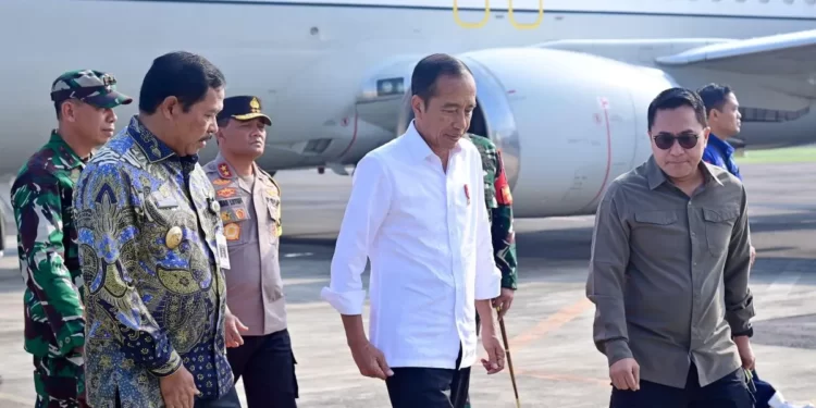 Presiden Jokowi Tinjau Lokasi Banjir di Demak