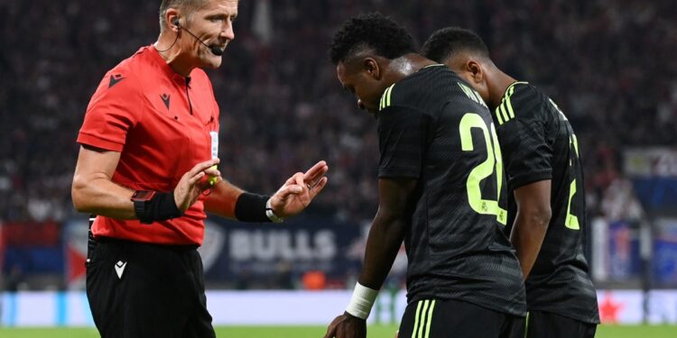 FIFA Menolak Penggunaan Kartu Biru dalam Sepak Bola