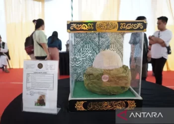 Batam Tampilkan Artefak Peninggalan Nabi Muhammad SAW. Sebuah peristiwa bersejarah terjadi di Kota Batam, Kepulauan Riau, ketika