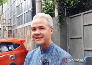 Ganjar Pranowo: Amicus Curiae Megawati Mendorong Putusan MK Lebih Adil Jakarta - Calon presiden nomor urut 3, Ganjar Pranowo, menganggap pengajuan amicus curiae oleh Presiden Kelima RI Megawati Soekarnoputri akan memberikan dorongan bagi Mahkamah Konstitusi (MK) untuk memutuskan perkara Perselisihan Hasil Pemilihan Umum (PHPU) Pilpres 2024 dengan lebih adil. Ganjar yakin bahwa amicus curiae bisa menjadi faktor pendorong bagi MK untuk membuat keputusan yang terbaik. Meskipun demikian, dia menyatakan bahwa Megawati bukan satu-satunya yang memberikan perhatian kepada MK. "Menurut saya, ini momentum luar biasa bagi MK untuk tidak membuat April Mop, melainkan untuk memperingati apa yang dilakukan oleh seorang Kartini, habis gelap terbitlah terang," ujar Ganjar di Jakarta, Selasa. "Dari kondisi MK yang selama ini menjadi sasaran cacian dan kritik, saya rasa ini adalah saat yang tepat untuk mengembalikan marwah MK," tambahnya. Ganjar juga menyatakan bahwa baik dirinya maupun Megawati paham bahwa amicus curiae tidak akan mempengaruhi putusan yang akan diambil oleh MK. Namun, tulisan yang disampaikan oleh Megawati diharapkan dapat mendorong MK untuk membuat keputusan yang seadil-adilnya. Sebelumnya, Megawati Soekarnoputri menyampaikan surat Amicus Curiae kepada Mahkamah Konstitusi (MK) yang diwakili oleh Sekretaris Jenderal PDI Perjuangan Hasto Kristiyanto dan Ketua DPP PDI Perjuangan Djarot Syaiful Hidayat. Surat Amicus Curiae untuk perkara Perselisihan Hasil Pemilihan Umum (PHPU) Pilpres diserahkan di Gedung II MK, Jakarta Pusat, dan dihadiri oleh Kepala Bagian Sektap AACC Kerja Sama Luar Negeri Immanuel Hutasoit. "Hari ini saya hadir untuk menyerahkan pendapat Sahabat Pengadilan dari seorang Warga Negara Indonesia (WNI), yaitu Ibu Megawati Soekarnoputri, sehingga Ibu Mega dalam kapasitas sebagai WNI mengajukan diri sebagai Amicus Curiae atau Sahabat Pengadilan," kata Hasto. Kemudian, Hasto membacakan tulisan tangan Megawati yang berisi beberapa pertimbangan kepada Majelis Hakim MK. Tulisan tersebut mengajak untuk menegakkan keadilan dan menciptakan suasana demokrasi yang lebih baik bagi bangsa Indonesia.