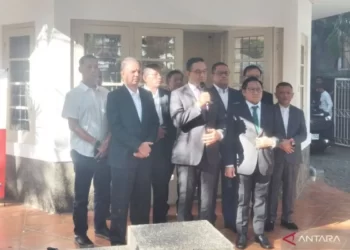 Anies Baswedan Memimpin Doa Sebelum Putusan MK