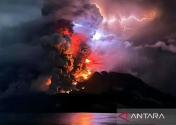 Erupsi Gunung Ruang Lontaran Abu Vulkanik Setinggi 3.000 Meter