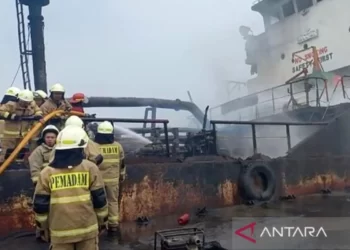 Kapal Pengangkut BBM Terbakar di Pelabuhan Marunda