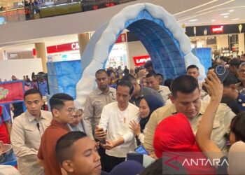 Presiden Jokowi Disambut Ribuan Warga di Mall The Park Kendari