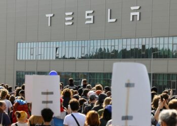 Demo Penggiat Iklim Terhadap Ekspansi Pabrik Tesla di Jerman