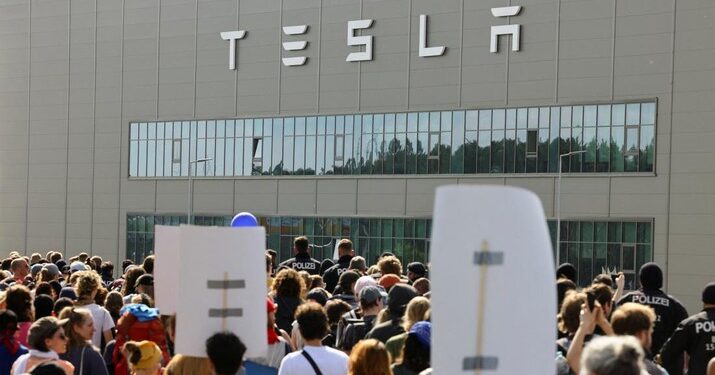 Demo Penggiat Iklim Terhadap Ekspansi Pabrik Tesla di Jerman