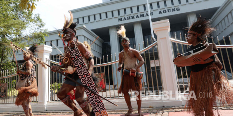 Aktivis Pribumi Papua Barat Aksi di Depan Mahkamah Agung