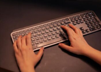 Berlagak Kerja dengan "Keyboard Palsu" Karyawan Dipecat