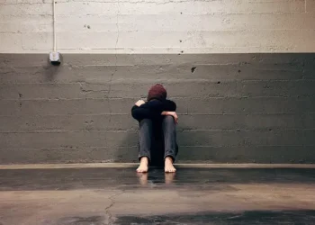 Mengatasi Rasa Kesepian di Usia Tua: Menemukan Kebahagiaan