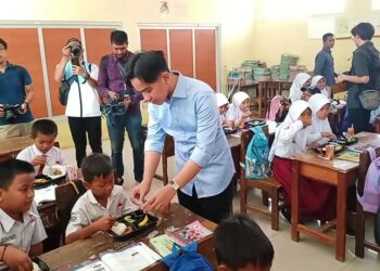 Gibran Mulai Uji Coba Bagikan Makan Siang Gratis di SDN Bogor