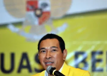 Kasus terkait judi online di Indonesia kembali mencuat setelah Kepala Badan Pelindungan Pekerja Migran Indonesia (BP2MI), Benny Rhamdani, menyebut adanya inisial 'T' sebagai pengendali bisnis judi online dari Kamboja. Menanggapi hal ini, Menteri Komunikasi dan Informatika (Menkominfo), Budi Arie Setiadi, mengaku tidak tahu siapa sebenarnya yang dimaksud dengan inisial tersebut. Dalam pernyataannya, Budi Arie menegaskan bahwa Kemkominfo tidak terlibat dalam proses hukum terhadap para aktor di balik praktik judi online. Menurutnya, tugas utama Kemkominfo adalah bagaimana mencegah judi online agar tidak semakin meluas di masyarakat. "Kalau yang inisial-inisial, tanya ke yang buat inisial. Jangan tanya ke kita. Emang tebak-tebak buah manggis," ujar Budi saat ditemui di kantor Kemkominfo, Jakarta Pusat, pada Kamis (25/7). Budi Arie juga membantah keras jika inisial 'T' yang disebutkan oleh Benny Rhamdani merujuk ke anak mantan presiden, Tommy Soeharto. Menurutnya, Kemkominfo tidak terlibat dalam spekulasi terkait identitas di balik inisial tersebut. "Tugas kami adalah bagaimana mencegah bagaimana judi online itu menjadi permainan atau hal yang digunakan oleh masyarakat. Kan saya ketuga harian di bidang pencegahan (di satgas pemberantasan judi online). Ya, tugas kami mencegah," tegas Budi Arie, yang juga merupakan mantan Ketua Relawan Pro Jokowi. Pernyataan Budi Arie ini menunjukkan bahwa Kemkominfo fokus pada upaya pencegahan penyebaran judi online di masyarakat, dan tidak terlibat dalam proses hukum terhadap pihak-pihak yang diduga terlibat. Hal ini sejalan dengan tugas dan wewenang Kemkominfo dalam isu tersebut. Sementara itu, terkait identitas di balik inisial 'T' yang disebutkan Benny Rhamdani, Budi Arie menegaskan bahwa pertanyaan tersebut sebaiknya ditujukan kepada pihak yang membuat inisial tersebut, bukan kepada Kemkominfo. Menurutnya, spekulasi mengenai inisial tersebut hanya akan berujung pada "tebak-tebakan buah manggis". Dengan demikian, Menkominfo Budi Arie Setiadi menegaskan bahwa Kemkominfo berfokus pada upaya pencegahan penyebaran judi online di masyarakat, dan tidak terlibat dalam proses hukum terhadap individu atau pihak yang diduga terlibat dalam praktik judi online ilegal. Pernyataan ini juga menegaskan bahwa Kemkominfo tidak terlibat dalam spekulasi terkait identitas di balik inisial 'T' yang disebutkan oleh Benny Rhamdani.