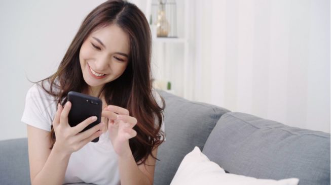 Cara Menghentikan Kebiasaan Scroll Sosmed yang Mengganggu