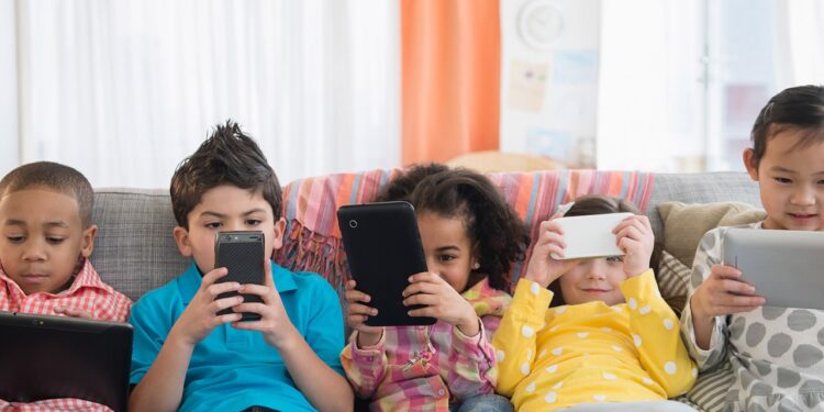 Solusi Si Kecil Ketagihan HP dan Tantrum Saat Diminta Berhenti. Di era digital ini, smartphone telah menjadi bagian tak terpisahkan