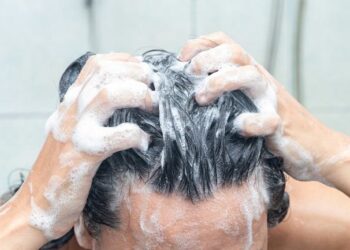 Keramas 2 Kali Sampoan: Benarkah Penting untuk Semua Orang?
