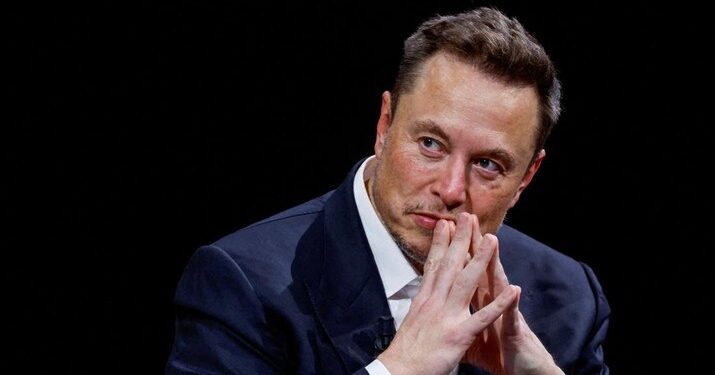 Tesla Berdarah-darah: Kecelakaan Cybertruck, Penjualan Lesu, dan Kontroversi Gaji Elon Musk Tesla dihadapkan pada berbagai cobaan bertubi-tubi dalam beberapa pekan terakhir. Di tengah kondisi keuangan yang lesu dan persaingan pasar yang semakin ketat, berbagai insiden dan kontroversi mewarnai perjalanan raksasa otomotif asal Amerika Serikat ini. Kecelakaan Cybertruck dan Penjualan Lesu: Pada pekan ini, kendaraan futuristik Cybertruck yang diklaim kokoh mengalami kecelakaan di Mississippi, membuat pengendaranya dilarikan ke rumah sakit. Insiden ini semakin menambah keraguan publik terhadap keamanannya. Penjualan mobil listrik Tesla masih menunjukkan tren lesu di kuartal kedua 2024. Hal ini memperparah kekhawatiran investor terhadap masa depan perusahaan, terutama di tengah persaingan ketat dengan produsen mobil listrik asal China yang semakin agresif. Kontroversi Gaji Elon Musk: Paket kompensasi senilai US$ 56 miliar (Rp 915 triliun) untuk CEO Elon Musk menuai banyak kritik. Banyak pihak yang menganggap angka tersebut terlalu besar, terutama pada saat Tesla sedang mengalami kesulitan keuangan dan melakukan pemutusan hubungan kerja (PHK) terhadap lebih dari 10% karyawannya di seluruh dunia. Di sisi lain, kekayaan Elon Musk justru bertambah US$ 23 miliar (Rp 365 triliun) dalam semalam, memicu kecaman publik terkait kesenjangan kekayaan yang semakin lebar. Secercah Harapan: Di tengah berbagai kabar negatif, Tesla mencatatkan hasil penjualan kuartal kedua 2024 yang tidak separah perkiraan para analis. Hal ini memberikan sedikit harapan bagi para investor dan menunjukkan bahwa perusahaan masih memiliki potensi untuk bangkit. Harga saham Tesla melonjak setelah laporan penjualan tersebut dirilis, menunjukkan bahwa masih ada kepercayaan investor terhadap masa depan perusahaan. Masa Depan yang Masih Abu-abu: Meskipun terdapat secercah harapan, masa depan Tesla masih terlihat abu-abu. Perusahaan ini masih dihadapkan pada berbagai tantangan besar, seperti meningkatkan penjualan, bersaing dengan produsen lain, dan menjaga kepercayaan investor. Hanya waktu yang bisa menjawab apakah Tesla mampu melewati masa-masa sulit ini dan kembali menjadi pemimpin di industri otomotif listrik. Catatan: Artikel ini menggabungkan informasi dari berbagai sumber, termasuk CNBC Indonesia dan Quartz. Beberapa angka dalam artikel ini telah dikonversi ke mata uang rupiah untuk memudahkan pembaca di Indonesia.