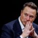Tesla Berdarah-darah: Kecelakaan Cybertruck, Penjualan Lesu, dan Kontroversi Gaji Elon Musk Tesla dihadapkan pada berbagai cobaan bertubi-tubi dalam beberapa pekan terakhir. Di tengah kondisi keuangan yang lesu dan persaingan pasar yang semakin ketat, berbagai insiden dan kontroversi mewarnai perjalanan raksasa otomotif asal Amerika Serikat ini. Kecelakaan Cybertruck dan Penjualan Lesu: Pada pekan ini, kendaraan futuristik Cybertruck yang diklaim kokoh mengalami kecelakaan di Mississippi, membuat pengendaranya dilarikan ke rumah sakit. Insiden ini semakin menambah keraguan publik terhadap keamanannya. Penjualan mobil listrik Tesla masih menunjukkan tren lesu di kuartal kedua 2024. Hal ini memperparah kekhawatiran investor terhadap masa depan perusahaan, terutama di tengah persaingan ketat dengan produsen mobil listrik asal China yang semakin agresif. Kontroversi Gaji Elon Musk: Paket kompensasi senilai US$ 56 miliar (Rp 915 triliun) untuk CEO Elon Musk menuai banyak kritik. Banyak pihak yang menganggap angka tersebut terlalu besar, terutama pada saat Tesla sedang mengalami kesulitan keuangan dan melakukan pemutusan hubungan kerja (PHK) terhadap lebih dari 10% karyawannya di seluruh dunia. Di sisi lain, kekayaan Elon Musk justru bertambah US$ 23 miliar (Rp 365 triliun) dalam semalam, memicu kecaman publik terkait kesenjangan kekayaan yang semakin lebar. Secercah Harapan: Di tengah berbagai kabar negatif, Tesla mencatatkan hasil penjualan kuartal kedua 2024 yang tidak separah perkiraan para analis. Hal ini memberikan sedikit harapan bagi para investor dan menunjukkan bahwa perusahaan masih memiliki potensi untuk bangkit. Harga saham Tesla melonjak setelah laporan penjualan tersebut dirilis, menunjukkan bahwa masih ada kepercayaan investor terhadap masa depan perusahaan. Masa Depan yang Masih Abu-abu: Meskipun terdapat secercah harapan, masa depan Tesla masih terlihat abu-abu. Perusahaan ini masih dihadapkan pada berbagai tantangan besar, seperti meningkatkan penjualan, bersaing dengan produsen lain, dan menjaga kepercayaan investor. Hanya waktu yang bisa menjawab apakah Tesla mampu melewati masa-masa sulit ini dan kembali menjadi pemimpin di industri otomotif listrik. Catatan: Artikel ini menggabungkan informasi dari berbagai sumber, termasuk CNBC Indonesia dan Quartz. Beberapa angka dalam artikel ini telah dikonversi ke mata uang rupiah untuk memudahkan pembaca di Indonesia.